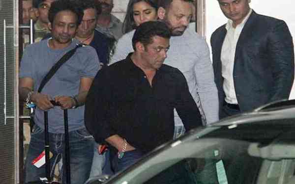 IFFI 2017 के आखिरी दिन सलमान अक्षय सहित उमड़ा बॅालीवुड के सुपरस्टार्स का मेला, देखें तस्वीरें