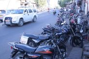 नगर के मुख्य मार्गों पर संचालित वाहन मरम्मत गैरेज