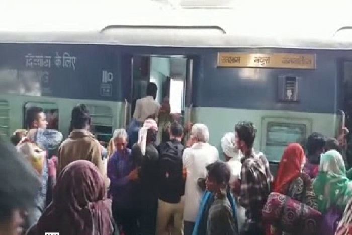 Rail Safety Direl in Kota Railway division, Cleaning in Indian Trains, Rail Safety, Kota Railway Division, West Central Railway Zone, Security System in Indian Railways, Rajasthan Patrika, Kota Patrika, Railway News, Unsecured Passengers in Indian Railways