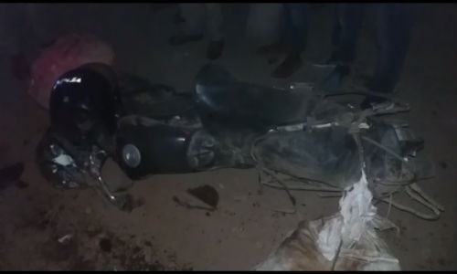 बस ने बाइक सवार दंपति को रौंदा, एक बच्चे की मौत