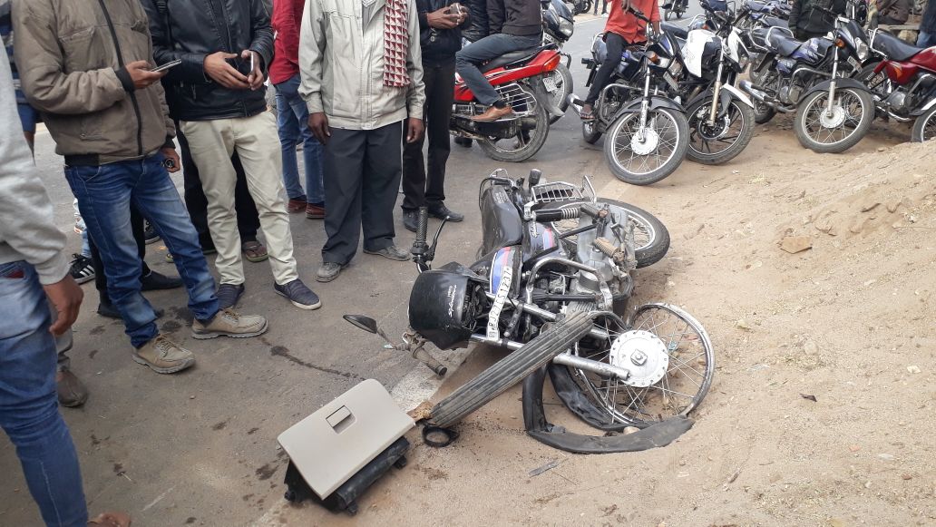 car bike accident in badgaon chikalwas road udaipur