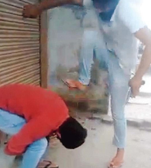 police inspector son beaten in baghpat Video viral