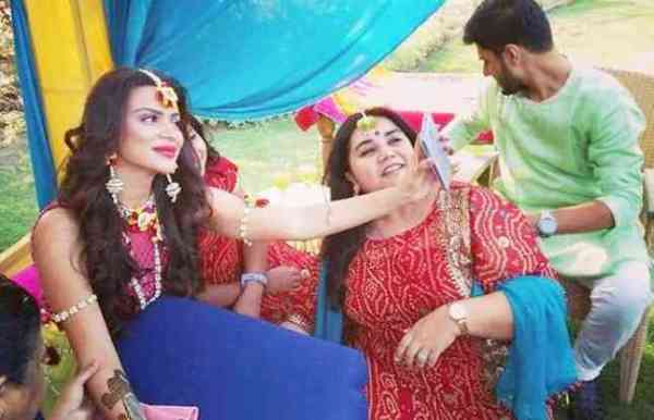 यहां देखिए, आश्का की मेहंदी सेरेमनी की दुर्लभ तस्वीरें, ये रहा खास?