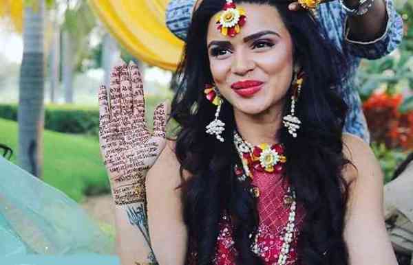 यहां देखिए, आश्का की मेहंदी सेरेमनी की दुर्लभ तस्वीरें, ये रहा खास?