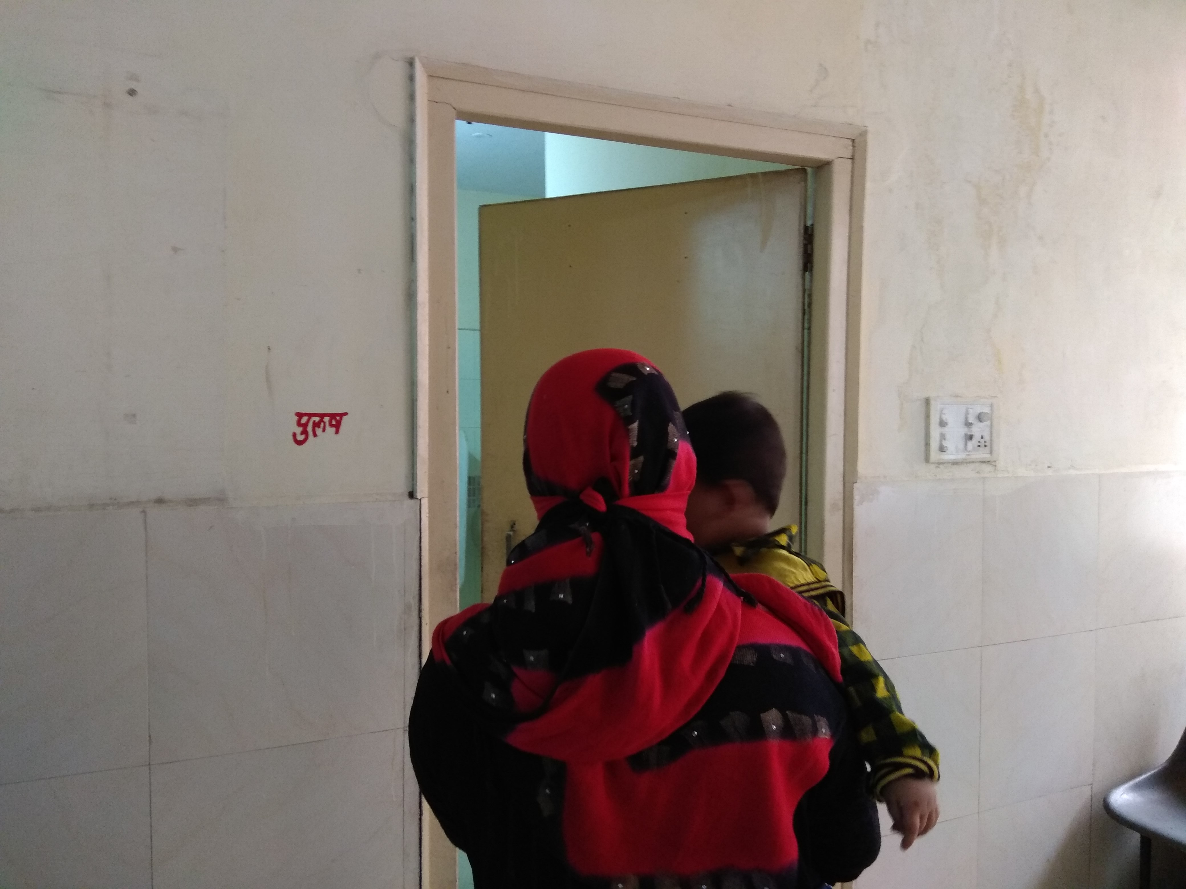 lady use gents toilet in jln hospital because of lock in ladies toilet