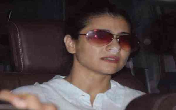 शशि कपूर के निधन पर करीना, रणबीर संग इकठ्ठा हुआ पूरा कपूर परिवार, बॅालीवुड के ये सितारे भी आए नजर...