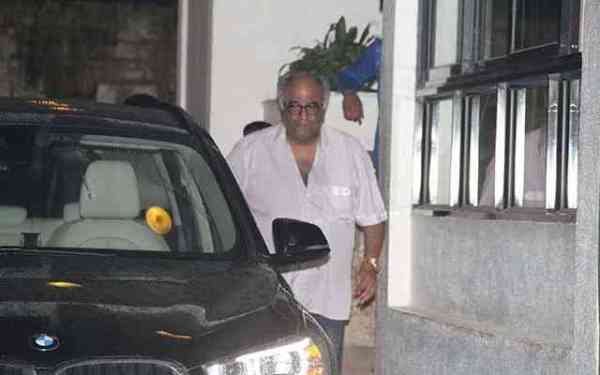 शशि कपूर के निधन पर करीना, रणबीर संग इकठ्ठा हुआ पूरा कपूर परिवार, बॅालीवुड के ये सितारे भी आए नजर...