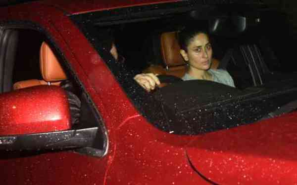 शशि कपूर के निधन पर करीना, रणबीर संग इकठ्ठा हुआ पूरा कपूर परिवार, बॅालीवुड के ये सितारे भी आए नजर...