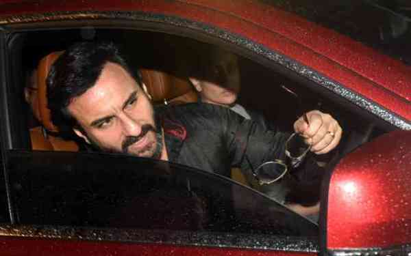 शशि कपूर के निधन पर करीना, रणबीर संग इकठ्ठा हुआ पूरा कपूर परिवार, बॅालीवुड के ये सितारे भी आए नजर...