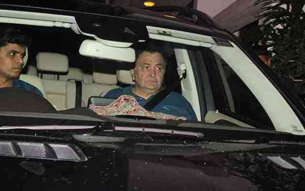 शशि कपूर के निधन पर करीना, रणबीर संग इकठ्ठा हुआ पूरा कपूर परिवार, बॅालीवुड के ये सितारे भी आए नजर...