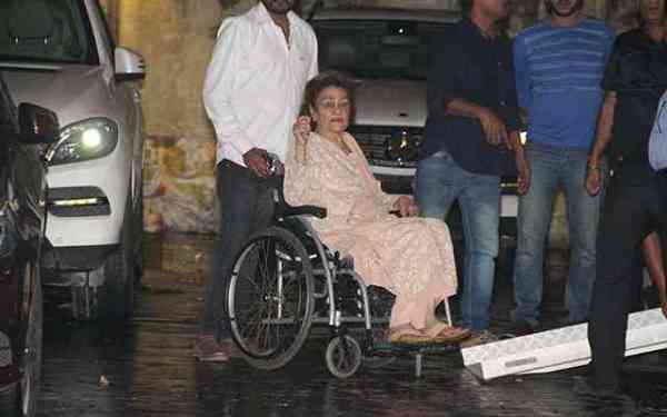 शशि कपूर के निधन पर करीना, रणबीर संग इकठ्ठा हुआ पूरा कपूर परिवार, बॅालीवुड के ये सितारे भी आए नजर...