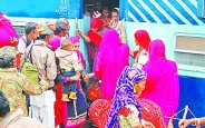 People,travel in rail, risking their lives