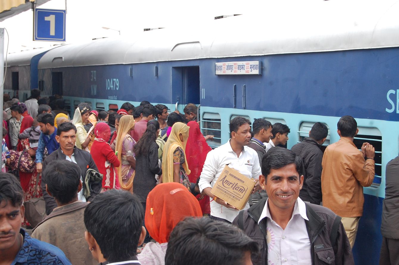 5के. बालोतरा रेलवे स्टेशन पर भीड़़ पर खिड़की से प्रवेश की कोशिश करता यात्री