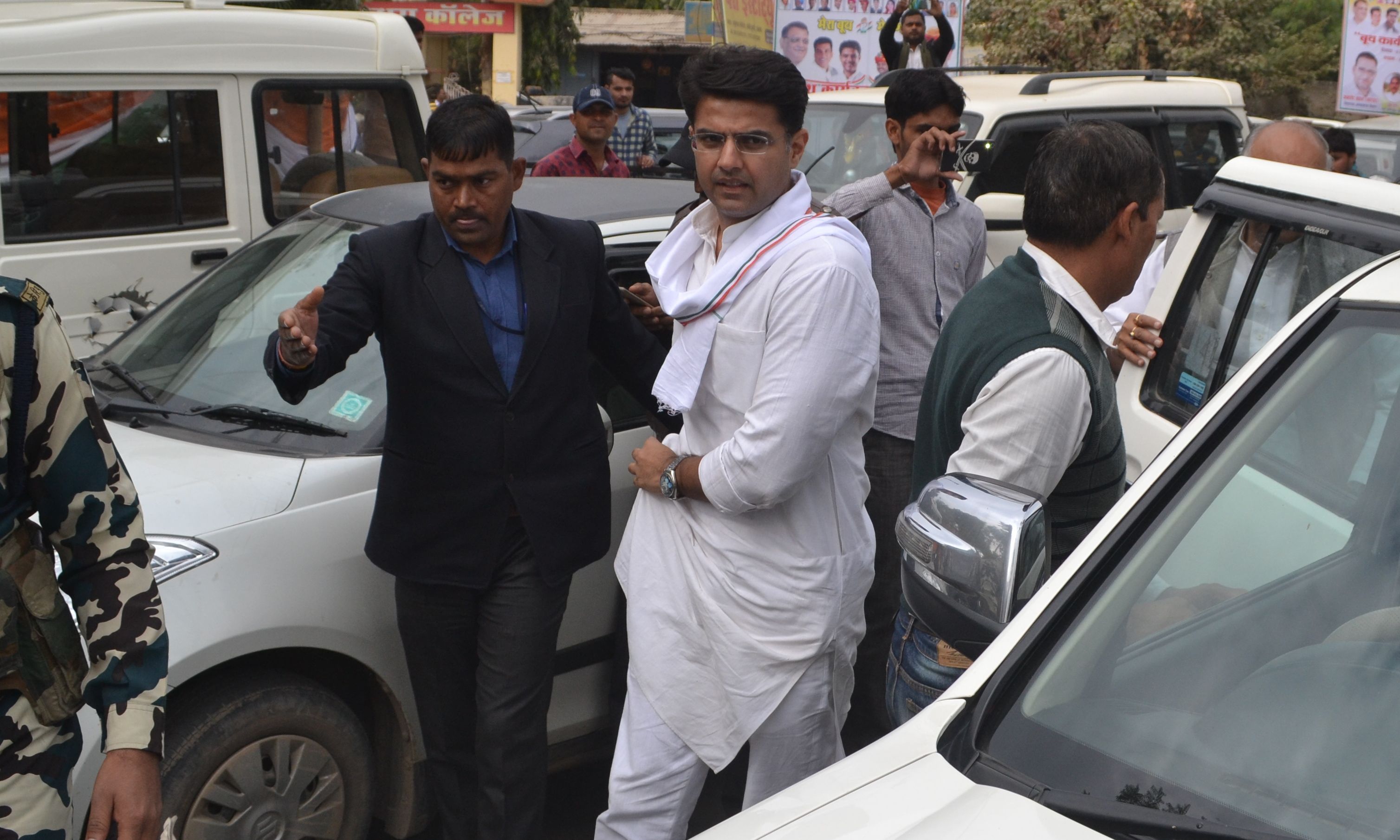 congress leaders trapped in traffic jam
