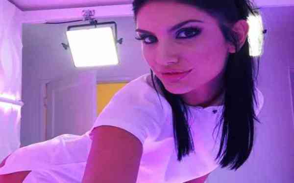 फेमस पॅार्न स्टार अगस्त की मौत की गुत्थी सुलझाना हुआ मुश्किल, क्या मौत के साथ ही दफ्न हो गया है राज...