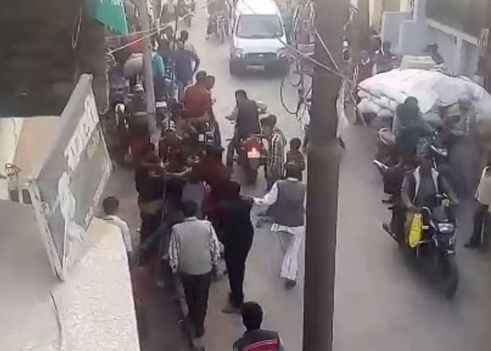थाने से चंद कदमों की दूरी पर जमकर चले लात-घूंसे, नहीं पहुंची पुलिस Live Video