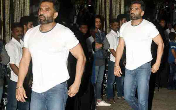 PHOTOS: शशि कपूर की प्रार्थना सभा में आए ये पुराने सितारे, रेखा से लेकर प्रेम चोपड़ा तक सब ने चढ़ाए फूल...