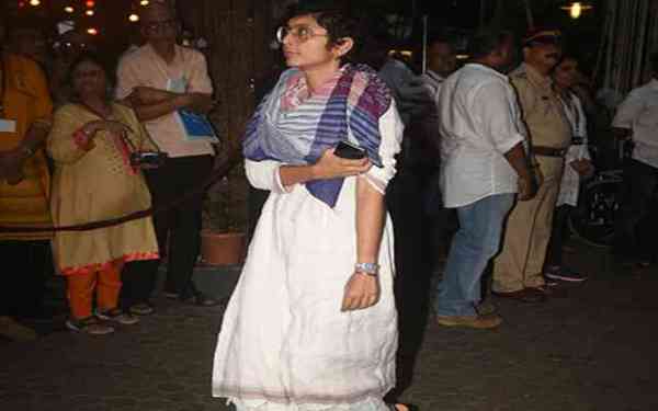 PHOTOS: शशि कपूर की प्रार्थना सभा में आए ये पुराने सितारे, रेखा से लेकर प्रेम चोपड़ा तक सब ने चढ़ाए फूल...