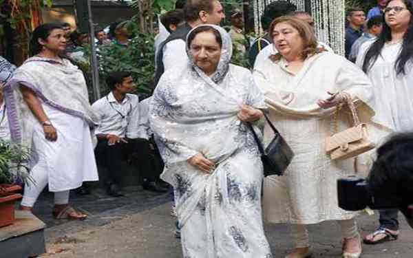 PHOTOS: शशि कपूर की प्रार्थना सभा में आए ये पुराने सितारे, रेखा से लेकर प्रेम चोपड़ा तक सब ने चढ़ाए फूल...