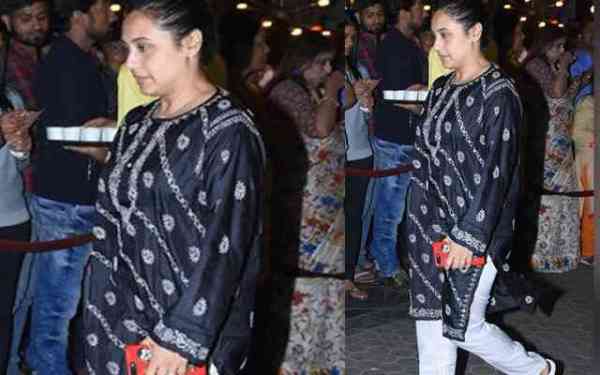 PHOTOS: शशि कपूर की प्रार्थना सभा में आए ये पुराने सितारे, रेखा से लेकर प्रेम चोपड़ा तक सब ने चढ़ाए फूल...