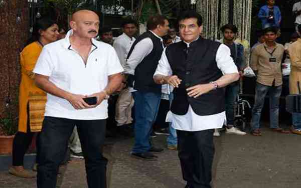 PHOTOS: शशि कपूर की प्रार्थना सभा में आए ये पुराने सितारे, रेखा से लेकर प्रेम चोपड़ा तक सब ने चढ़ाए फूल...