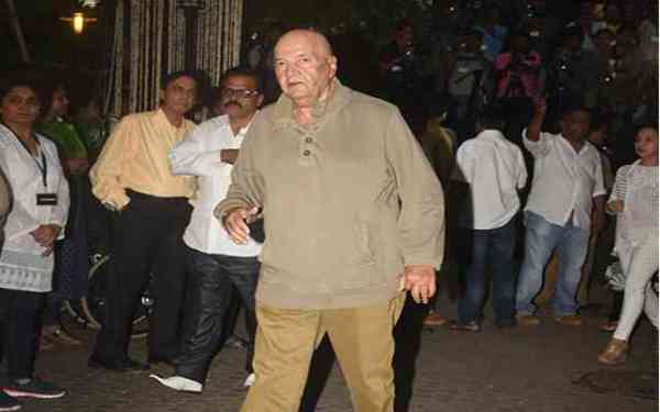 PHOTOS: शशि कपूर की प्रार्थना सभा में आए ये पुराने सितारे, रेखा से लेकर प्रेम चोपड़ा तक सब ने चढ़ाए फूल...