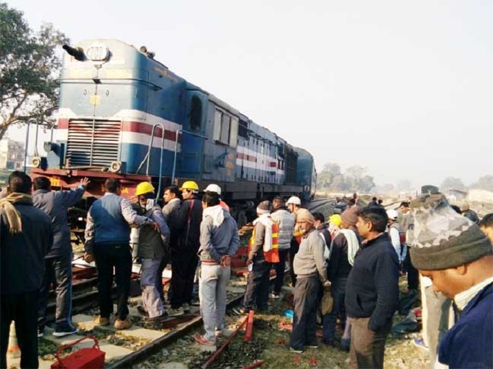 tamsa express Engine derailed in azamgarh