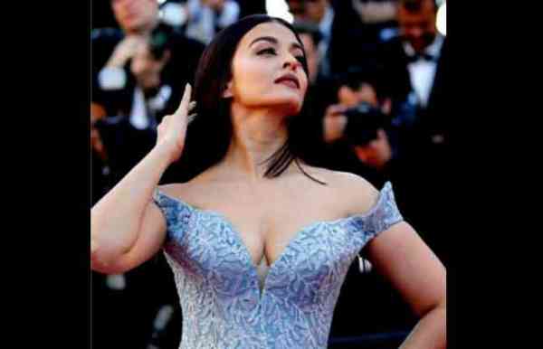 Photos : एक डिनर पार्टी में लाखों का गाउन पहनकर पहुंची ऐशवर्या, जिसकी कीमत कर देगी आपको हैरान