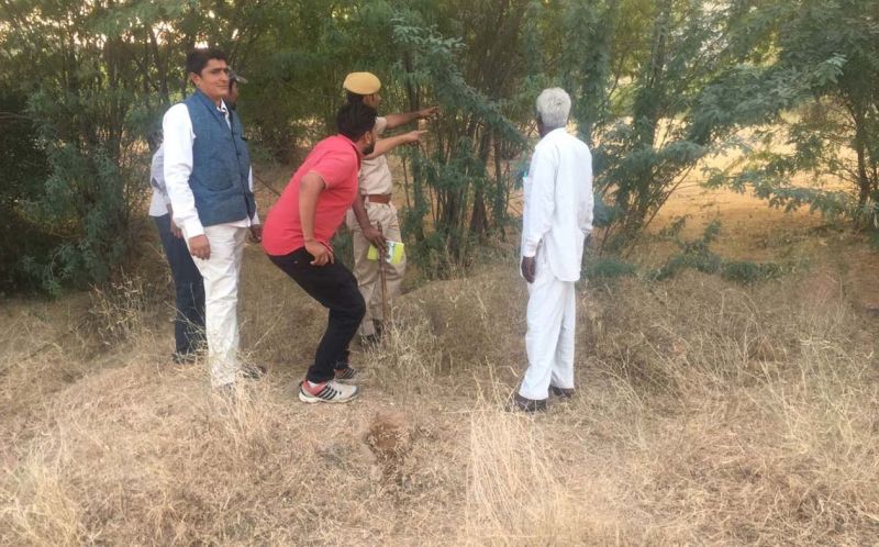 बाड़मेर जिले के समदड़ी क्षेत्र के फूलण गांव की पहाडिय़ों में शुक्रवार रात को पैंथर देखा गया।