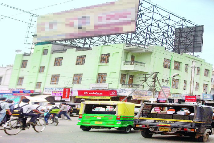 Illegal hoarding and unipole, Municipal corporation, Revenue recovery, Political pressure, Corporation commissioner, Advertising agency, Revenue section, Congress party, Kota, Kota Patrika, Kota Patrika News, Rajasthan Patrika