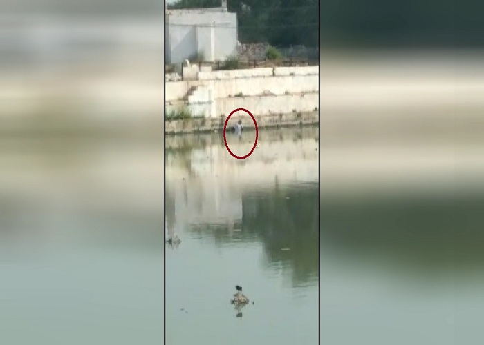 suicide live video, live video of attempting suicide, trader fall in lake to suicide, trader attempt suicide, trader rescused from attempting suicide, live video, amazing video, police saves life, gwalior news, gwalior news in hindi, mp news