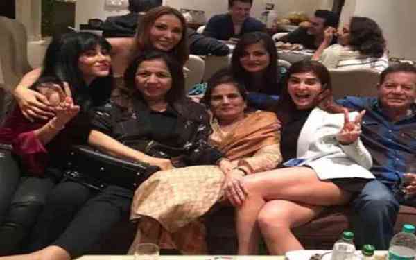 इस तरह सलमान ने मनाया अपनी मां का जन्मदिन, अर्पिता.. मलाइका..जैकलीन संग ये सेलेब्स आए नजर...