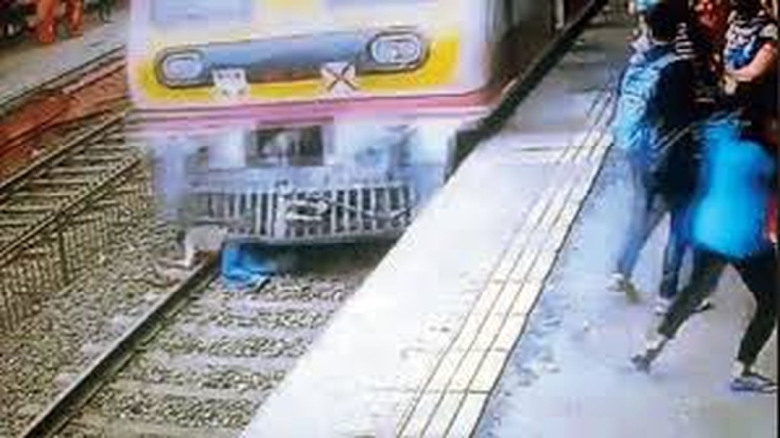 khandwa man jump before train