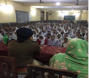 मदरसा छात्राएं और पुलिस अफसर