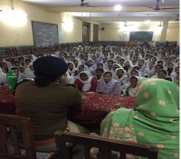 मदरसा छात्राएं और पुलिस अफसर