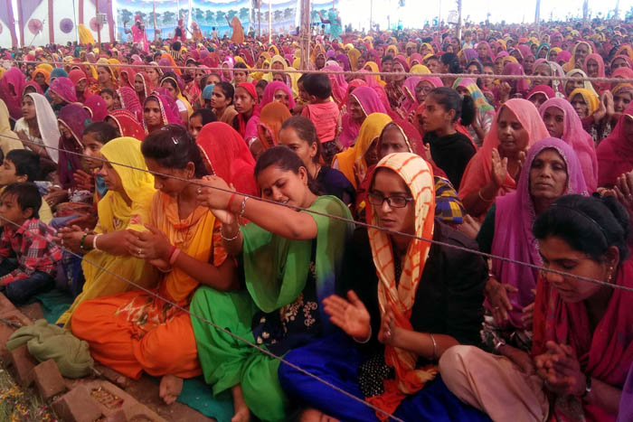 कथा श्रवण में श्रद्धालुओं का सैलाब