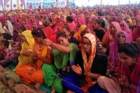  कथा श्रवण में श्रद्धालुओं का सैलाब