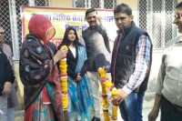  एक-दूसरे को माला पहनाते दम्पती