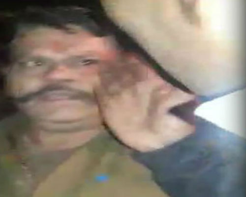 यूपी पुलिस के इस इंस्पेक्टर की जमकर हुई पिटाई, देखें वायरल वीडियो