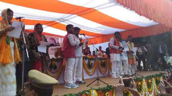 बीजेपी मेयर श्रीमती मृदुला जायसवाल ने सभासदों को शपथ दिलायी