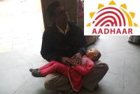 आधार कार्ड में करेक्शन के लिए बैठा व्यक्ति