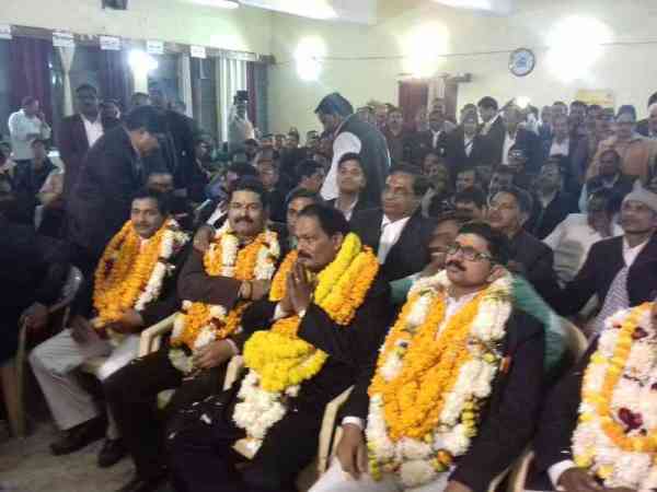 तस्वीर में देखें किस तरह बनारस व सेंट्रल बार एसोसिएशन के विजयी प्रत्याशियों को मिली बधाई