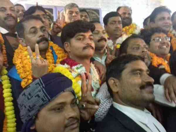 तस्वीर में देखें किस तरह बनारस व सेंट्रल बार एसोसिएशन के विजयी प्रत्याशियों को मिली बधाई