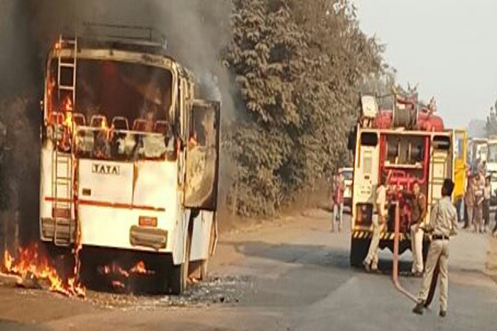 सुबह की गुलाबी ठंड के बीच 46 जवानों से भरी बस