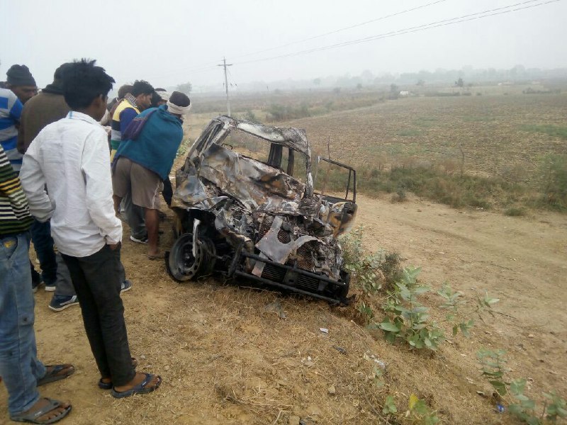 man burnt in car alive, two youth burnt alive in car, live video of deadly accident near dabra, dabra accident ka live video, live video of dabra accident, youth burnt in car, tavera and container collision, road accident, sister was waiting and brother burnt alive, gwalior news, gwalior news in hindi, mp news