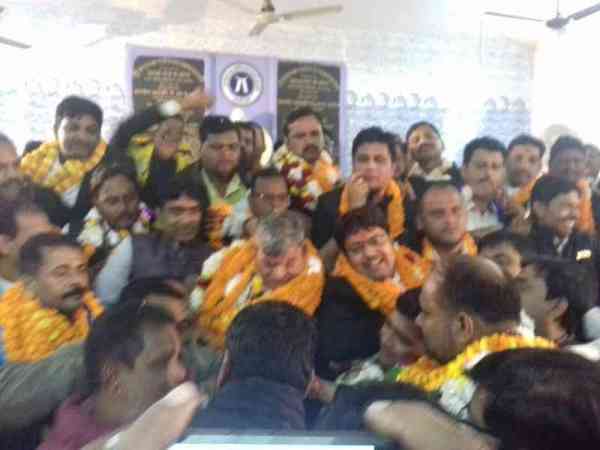 तस्वीर में देखें किस तरह बनारस व सेंट्रल बार एसोसिएशन के विजयी प्रत्याशियों को मिली बधाई