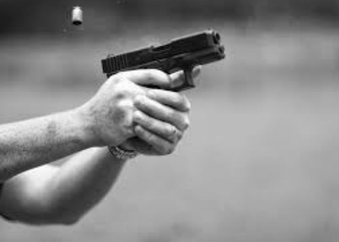 loot, gun fire, three lack rupee, guru ka taal overbriz, agra police, sp city kuwar anupam singh, up police, crime in agra