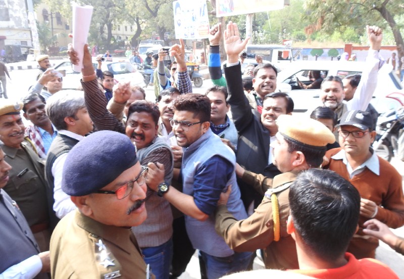 Congress workers against the government