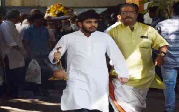 परेश रावल, अभिषेक बच्चन से लेकर इन सभी सितारों ने किया नीरज वोरा को विदा, देखें तस्वीरें