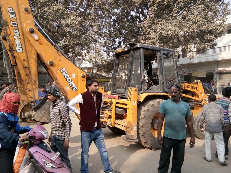 हेरिटेज वॉक के गेट व सूचना केन्द्र बनाने के लिए तोड़ा गया अतिक्रमण